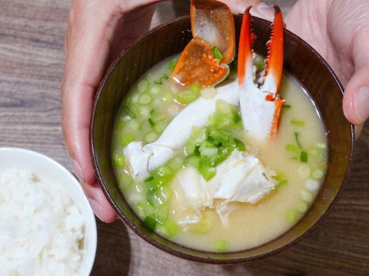 木の汁椀に盛り付けられたカニ汁