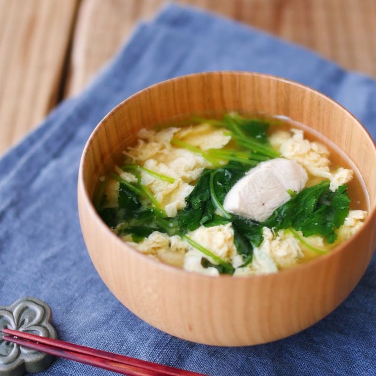 木の汁椀に盛り付けられた鶏ささみと三つ葉の卵味噌汁