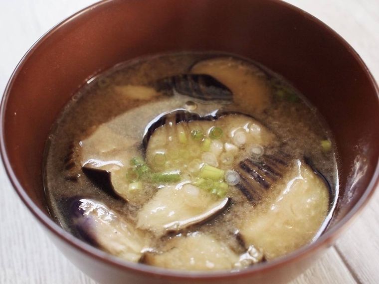 木の汁椀に盛り付けられた揚げなすの味噌汁