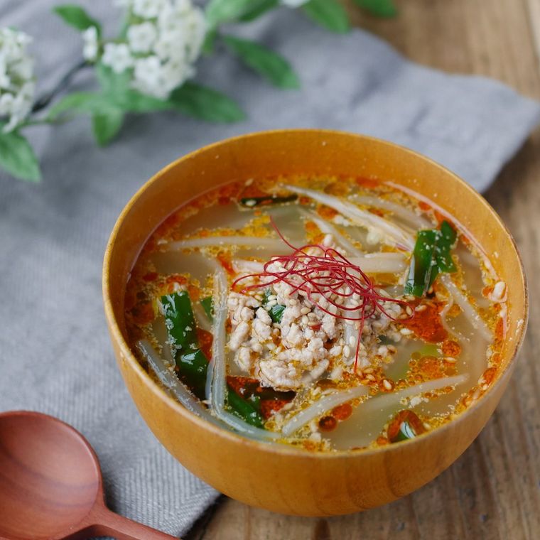 木の汁椀に盛り付けられた坦々麺風味噌汁