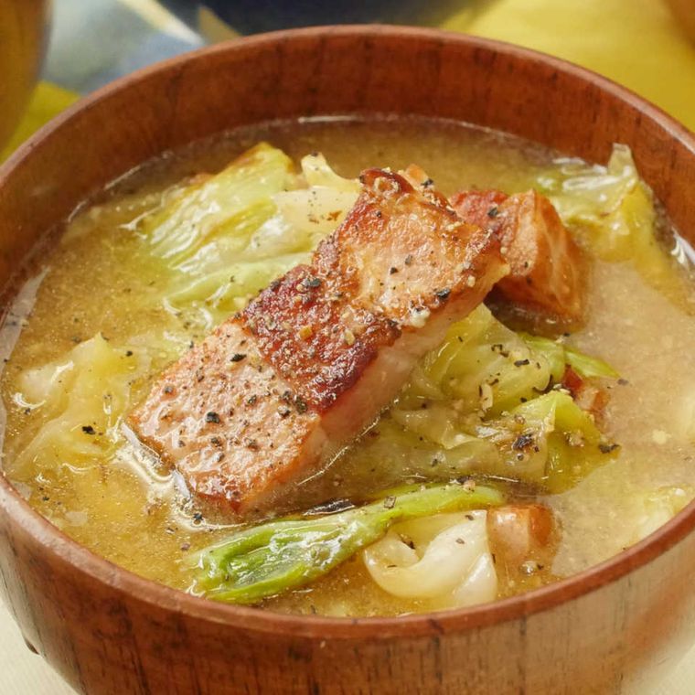 木の汁椀に盛り付けられたキャベツとベーコンの味噌汁