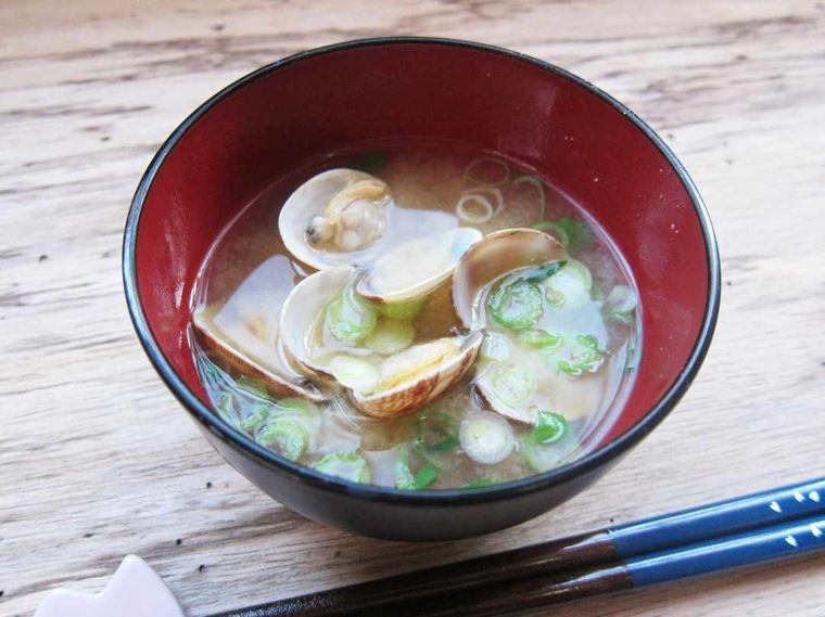 木の汁椀に盛り付けられたあさりの味噌汁