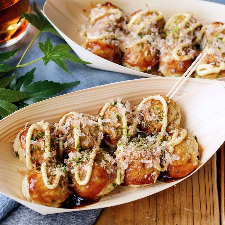 経木の舟皿に盛りつけられている8個のオートミールたこ焼き