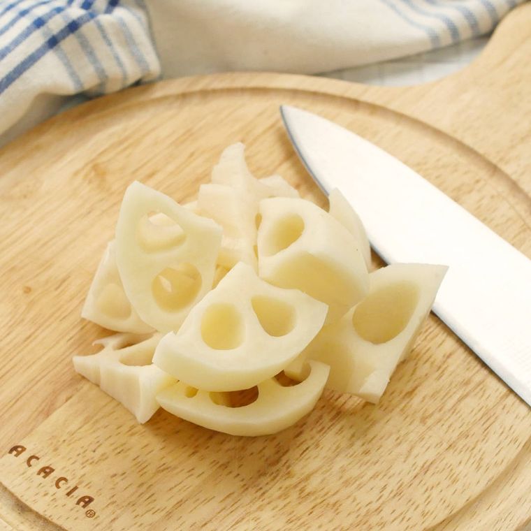 丸いカッティングボードの上で乱切りされたれんこん