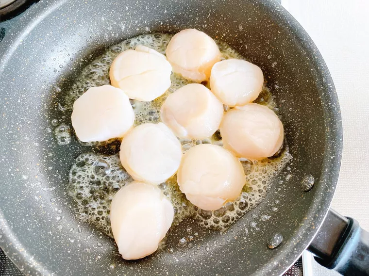 フライパンで帆立貝柱をバターソテーしている様子