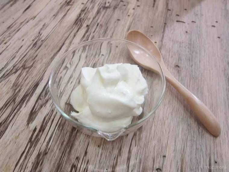 サワークリームと木のスプーン