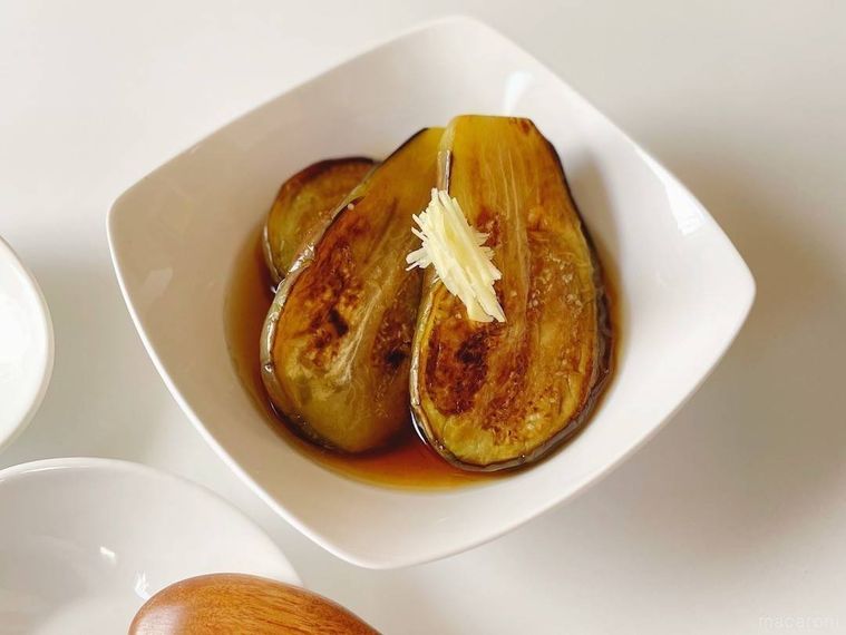白い四角の皿に盛られた水なすの焼き浸し