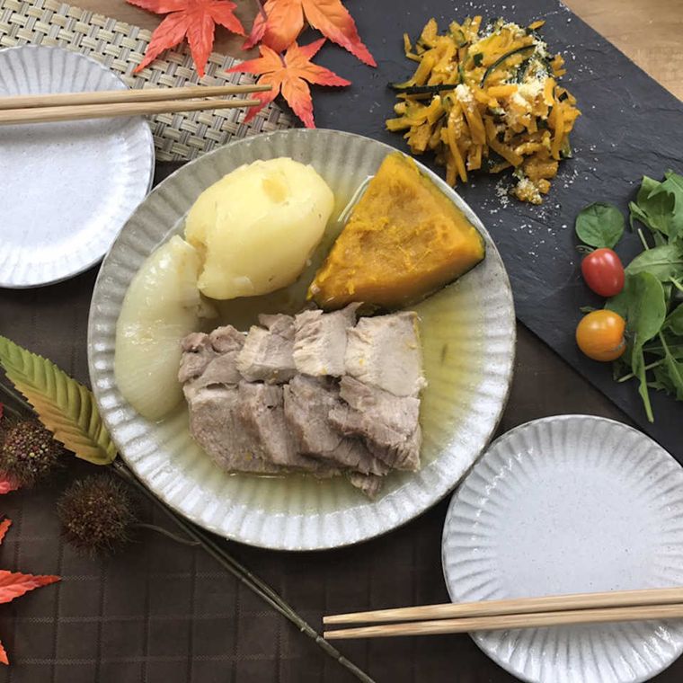 豚肩ロースのポトフが盛られている白い皿がある食卓