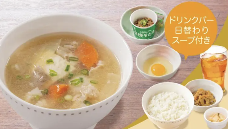 皿に盛りつけられた豚汁定食