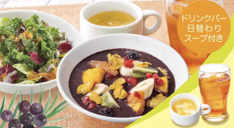 皿に盛りつけられたアサイーヨーグルトボウルサラダセット