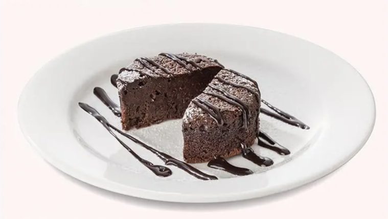 白いお皿に盛られたガトーショコラ