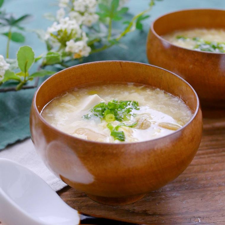 茶色のお椀に盛られたザーサイと豆腐のスープ
