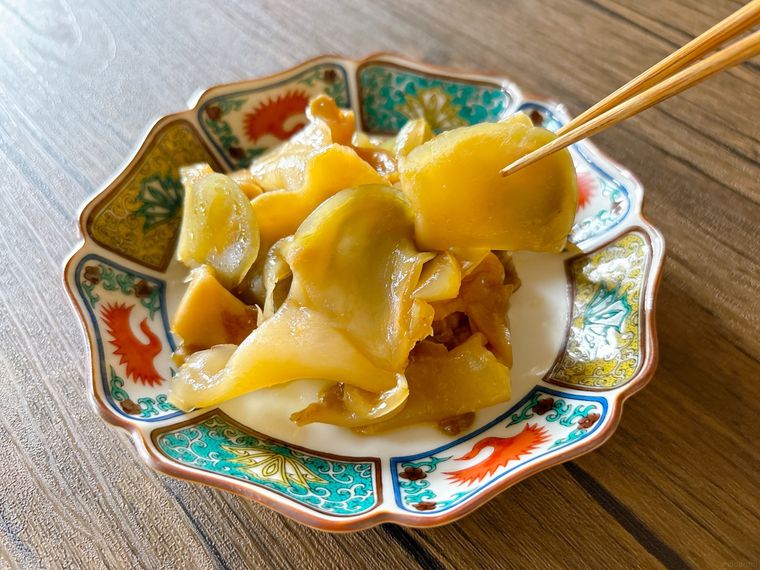 和皿に盛られたザーサイを箸上げする様子