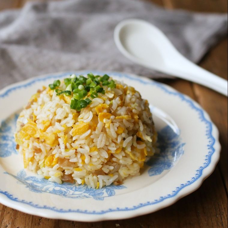 皿に盛ったザーサイチャーハン