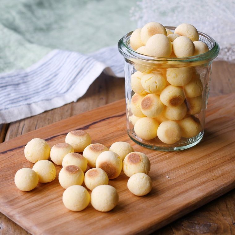 小瓶と木製のボードの上にのせた、粉ミルクのたまごボーロ