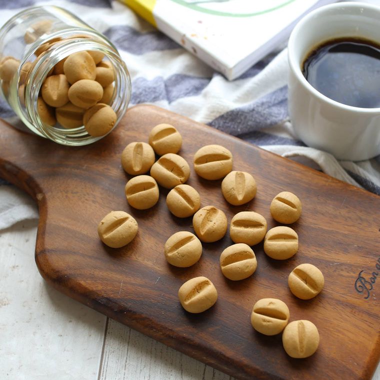 ガラスの器と木製のボードの上に並べた、コーヒーボーロ