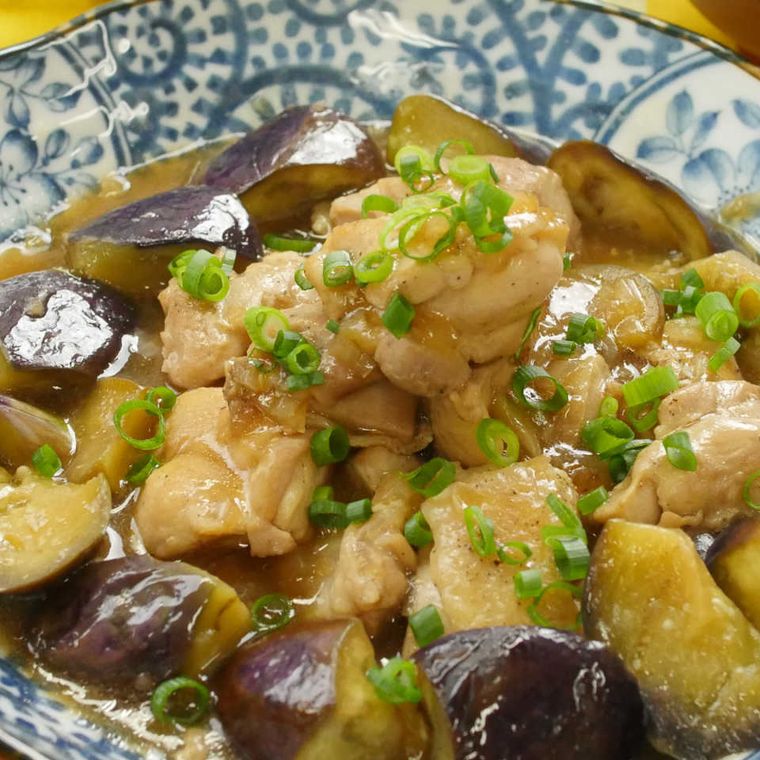 青い柄入りの器に盛られている鶏肉となすのポン酢炒め