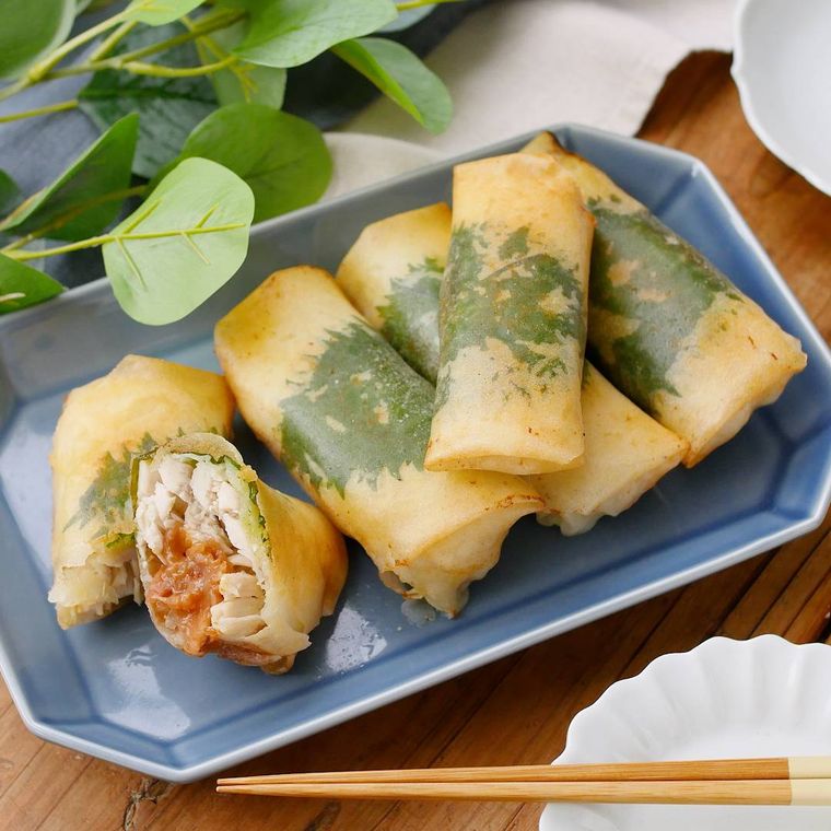 青い皿に盛られている鶏肉の梅しそさっぱり春巻き