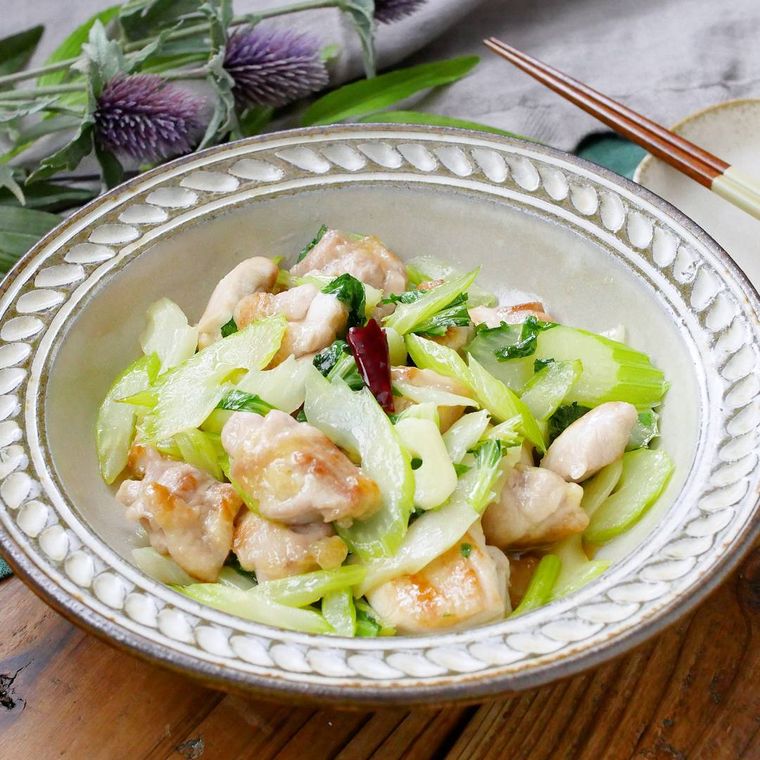 柄入りの皿に盛られている鶏肉とセロリのさっぱり中華炒め