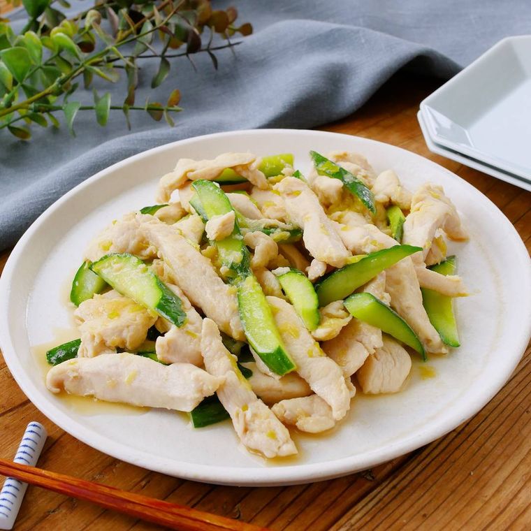 白い皿に盛られている鶏肉ときゅうりのさっぱり中華炒め