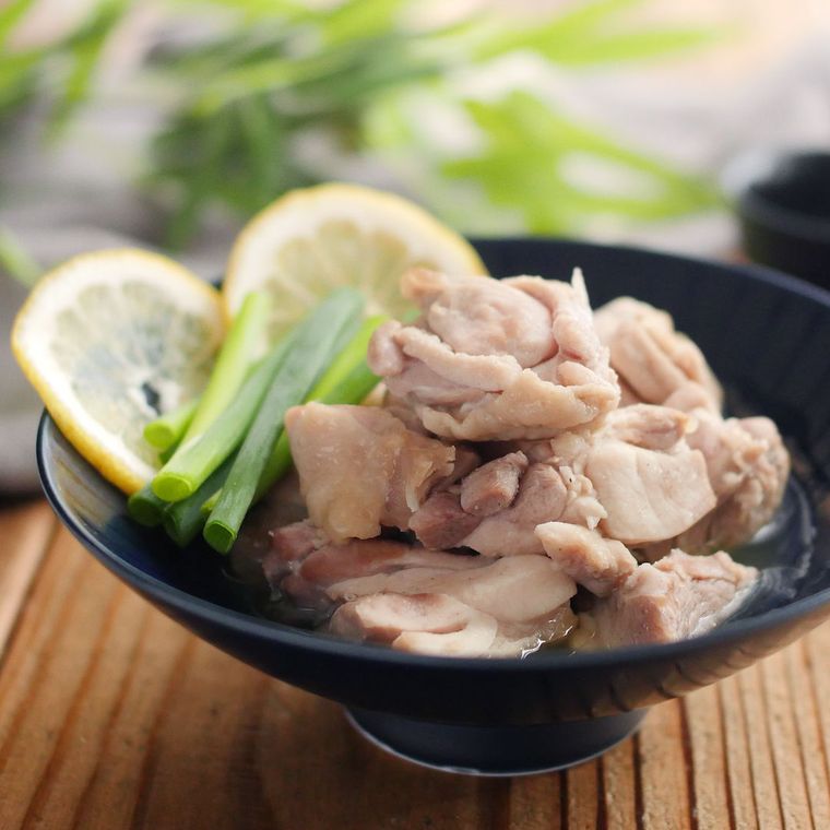 黒い器に盛られている鶏肉のさっぱり塩レモン煮