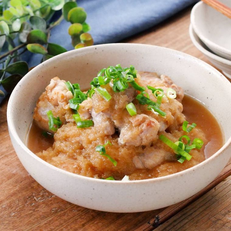 白い器に盛られている鶏肉のさっぱりみぞれ煮