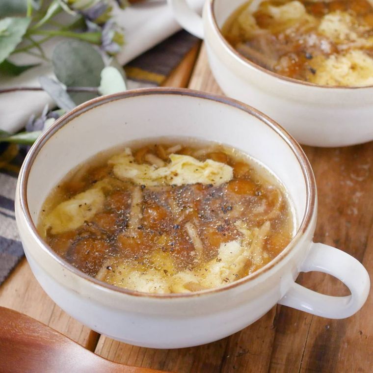 白いカップに入ったなめこと卵の中華スープ