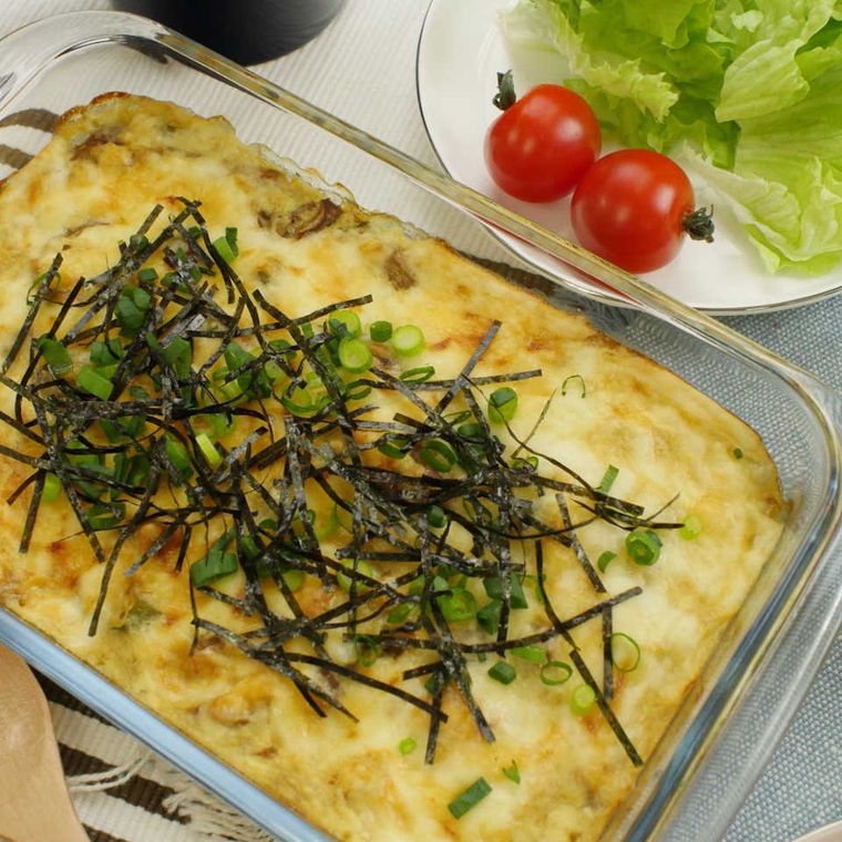 透明の皿に盛ったなめこと長芋の豆腐グラタン