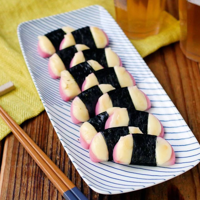 ストライプの皿に並んでいるかまぼこの海苔チーズ焼き