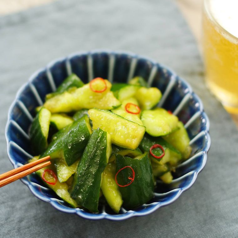 青い器に盛り付けられているごま油香るたたききゅうり