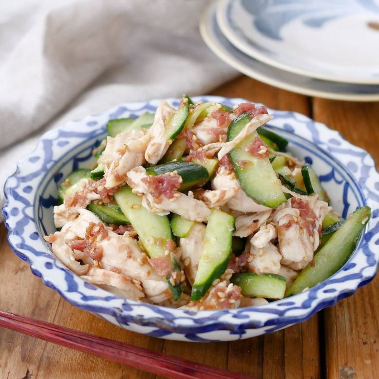 白地に青い模様の器に盛り付けられているささみときゅうりの梅和え