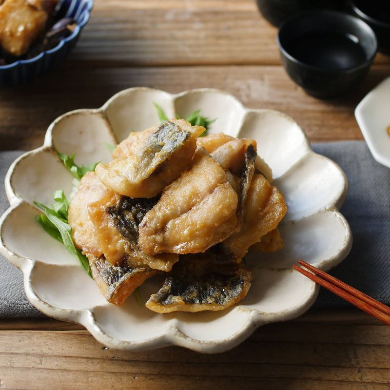 ベージュの皿に盛り付けられているあじのマヨみそ唐揚げ