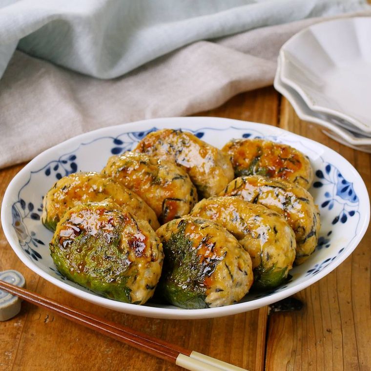 白地に青い模様の皿に盛り付けられているひじき豆腐大葉つくね