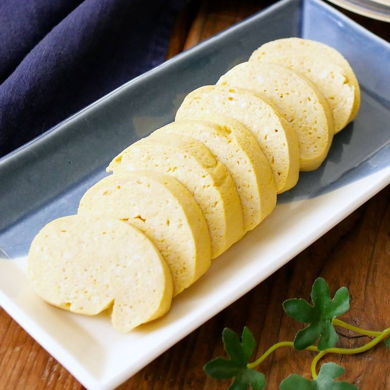 白い皿に並んでいるレンジでだし巻き卵
