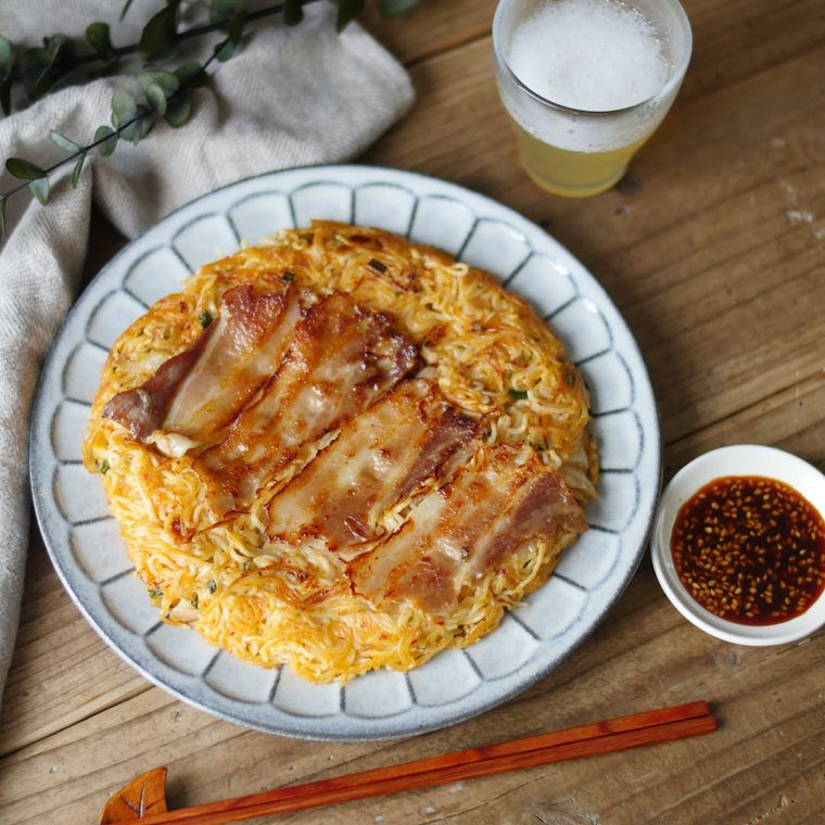 白いプレートにのった豚キムチそうめんチヂミ