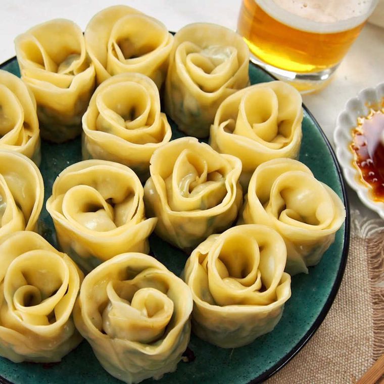 緑色のプレートに並ぶ薔薇餃子