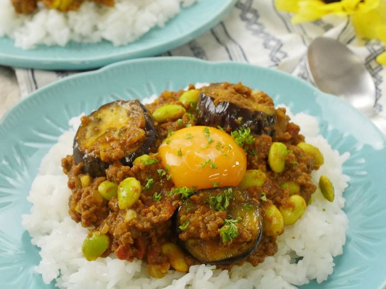 夏野菜たっぷり レンジで簡単なすと枝豆のキーマカレー Macaroni