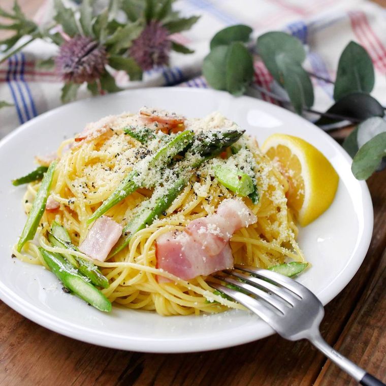 白色の丸皿に盛られたアスパラガスとベーコンのレモンバタースパゲティ