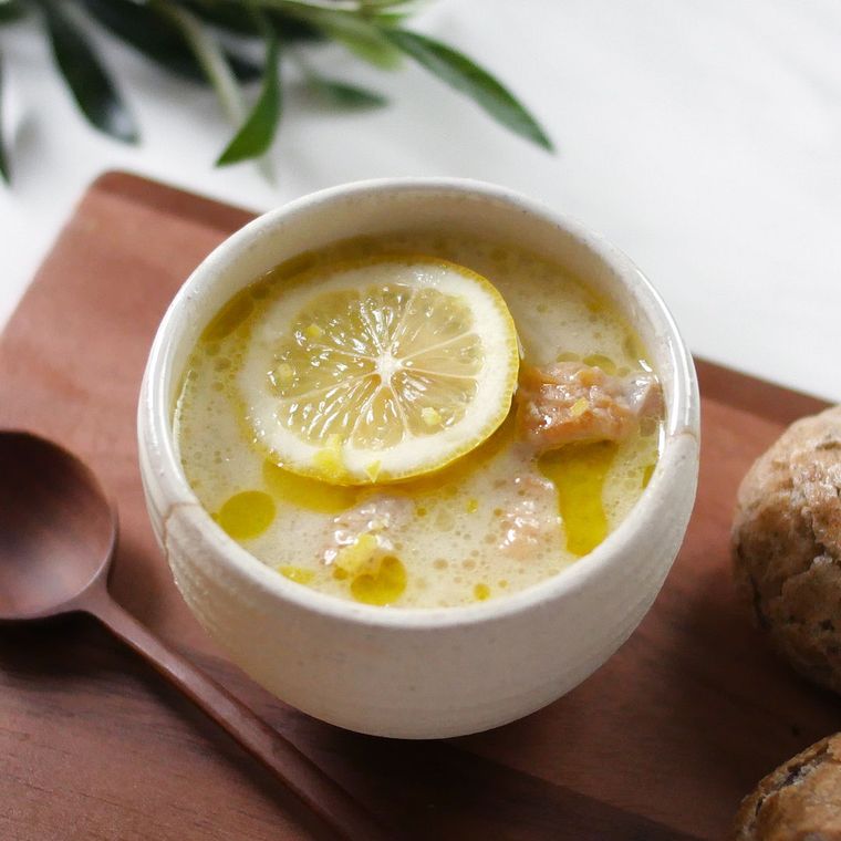 白色のカップに入ったレモンのチキンスープ