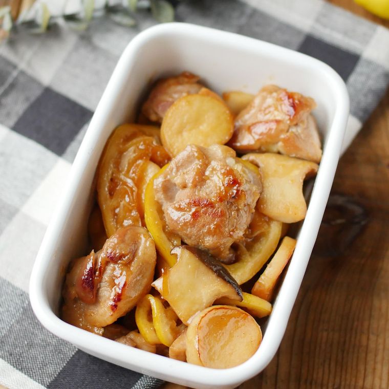 白色の保存容器に入ったエリンギと鶏肉のレモンしょうゆソテー