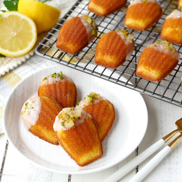 白色の丸皿に盛られたさわやかレモンマドレーヌ