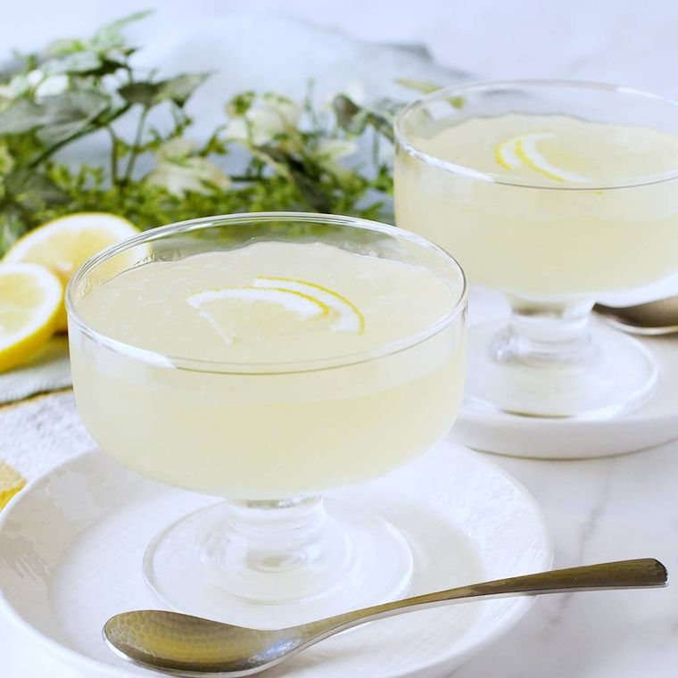 ガラスの器に盛られたはちみつレモンゼリー