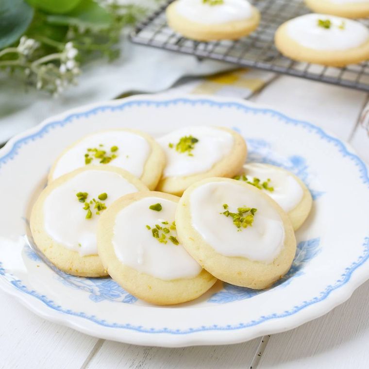 青色の模様が入った白色の洋皿に盛られたレモンクッキー