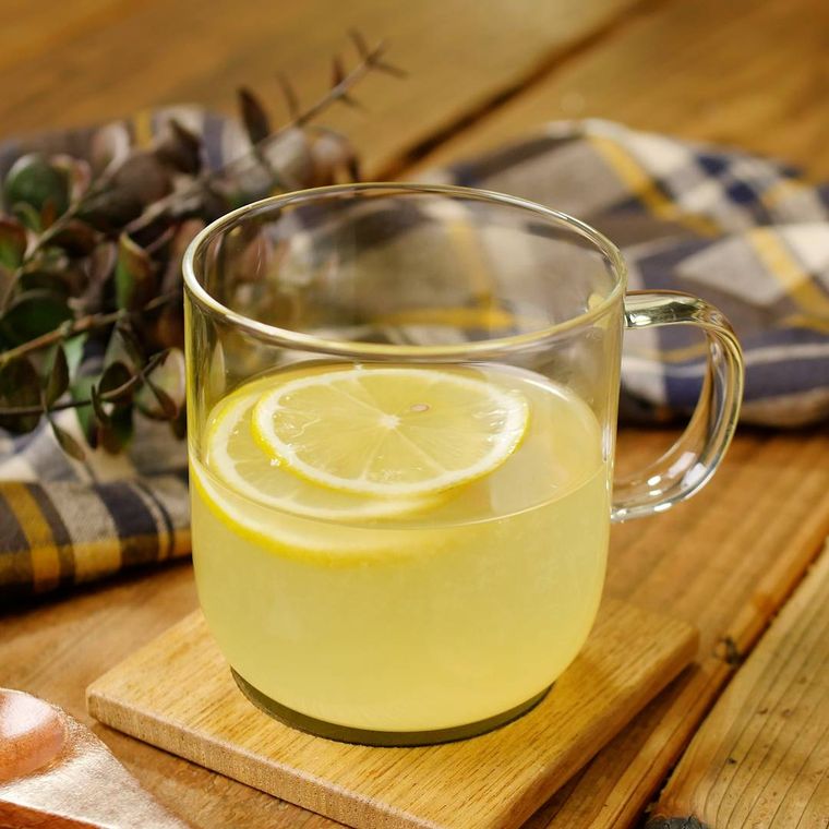 ガラスの手付きのカップに入ったホットレモン