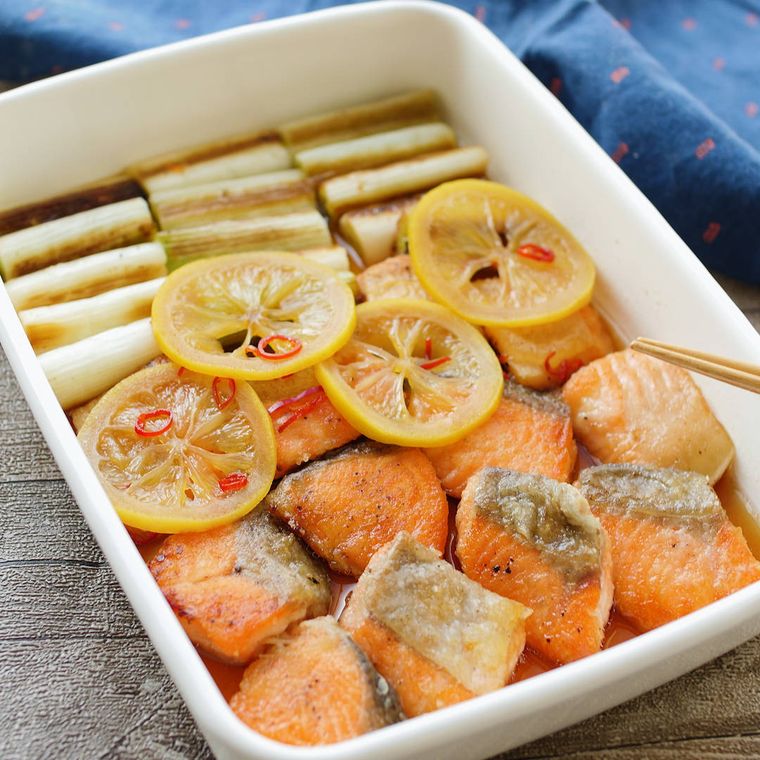 白色の保存容器に入った鮭と長ねぎの南蛮漬け