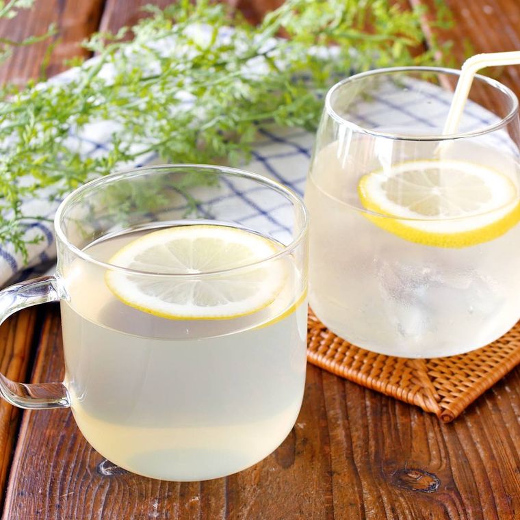 ガラスの手付きのカップに入ったはちみつレモンドリンク