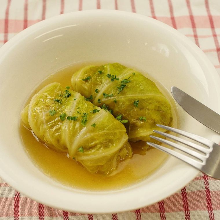 白い皿に盛り付けたロールキャベツ