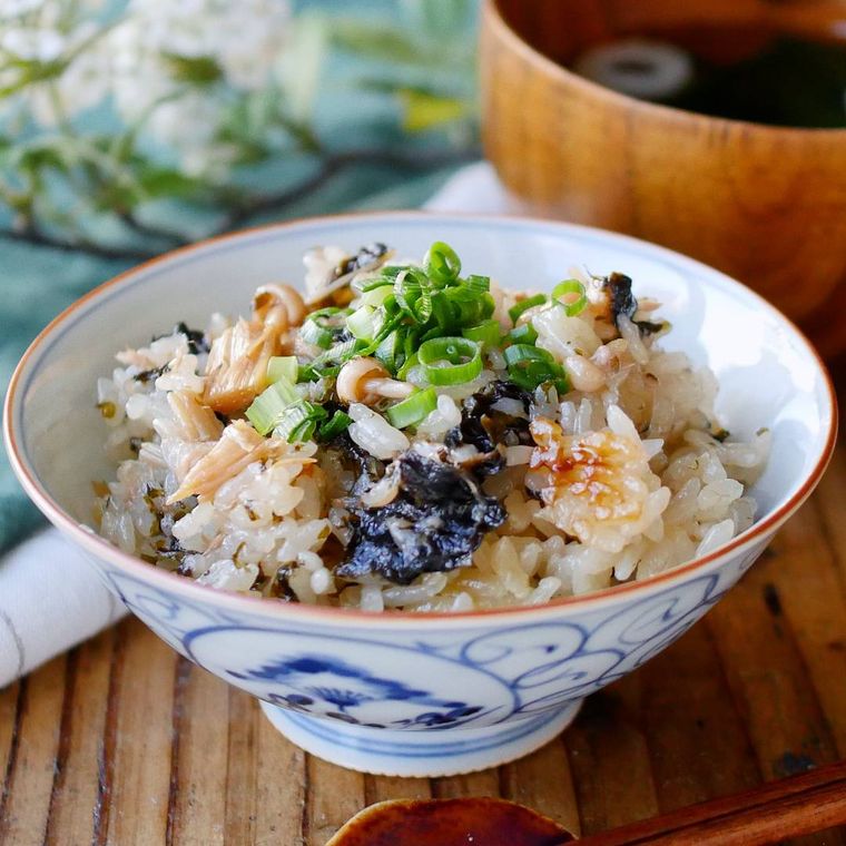 茶碗に盛られたなめたけとツナの炊き込みごはん