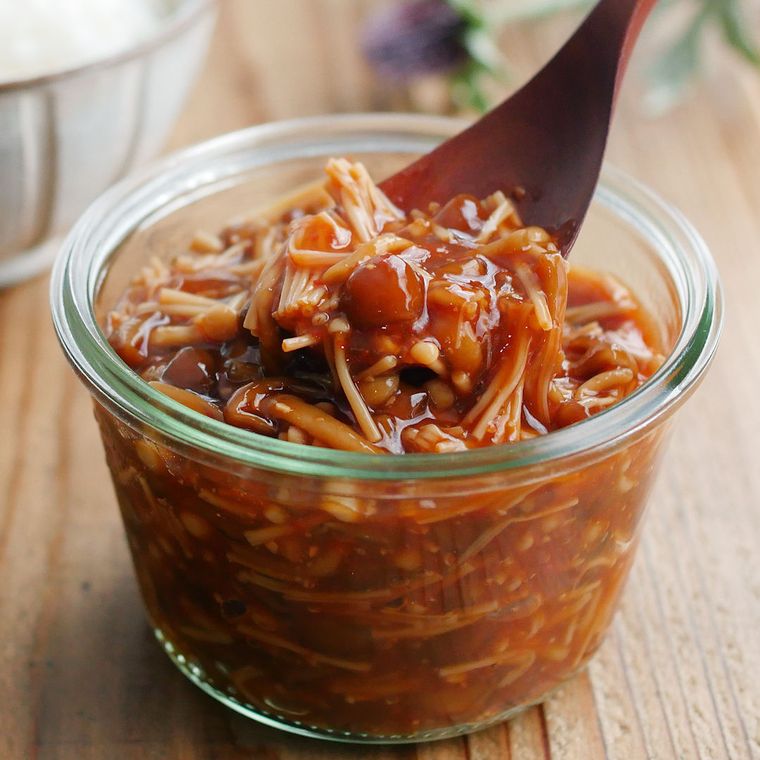 ガラスの器に入ったうま辛なめたけ