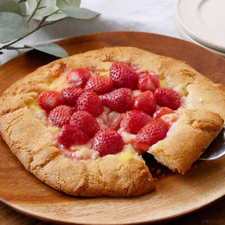 皿に盛られた、HMで作るいちごのタルト風ケーキ